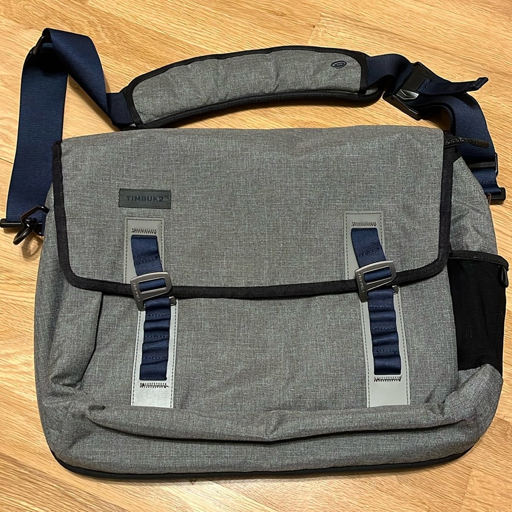 Timbuk2 medium size shoulder messenger laptop school bag reflective grey